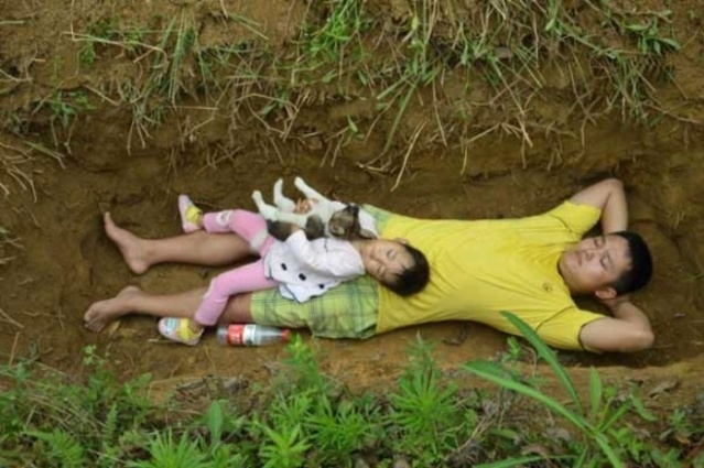 Kızını ölüme hazırlamak için her gün mezara gidiyor galerisi resim 3