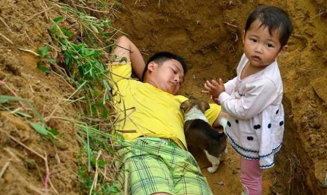 Kızını ölüme hazırlamak için her gün mezara gidiyor galerisi resim 8