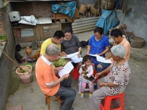 Kızını ölüme hazırlamak için her gün mezara gidiyor