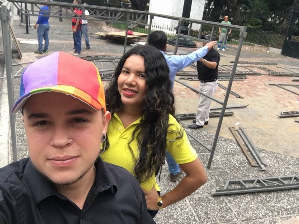 Sıradan bir aile gibiler ama aslında gerçek olduğundan daha karışık galerisi resim 6