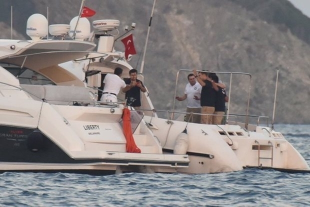 Film değil gerçek! Ünlü oyunculara şok baskın galerisi resim 6