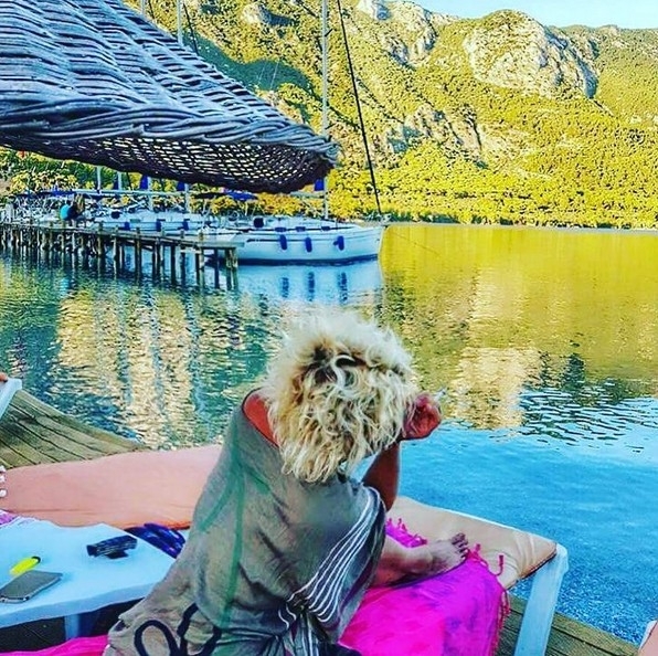 Ünlü şarkıcı İstanbul'da her şeyini bırakıp köye yerleşti! galerisi resim 3