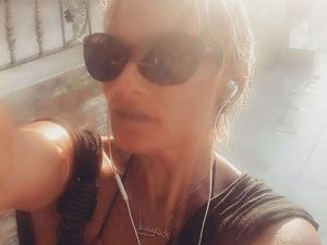 Ünlü şarkıcı İstanbul'da her şeyini bırakıp köye yerleşti!