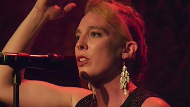 Ünlü şarkıcı, sahnede düşüp hayatını kaybetti galerisi resim 2