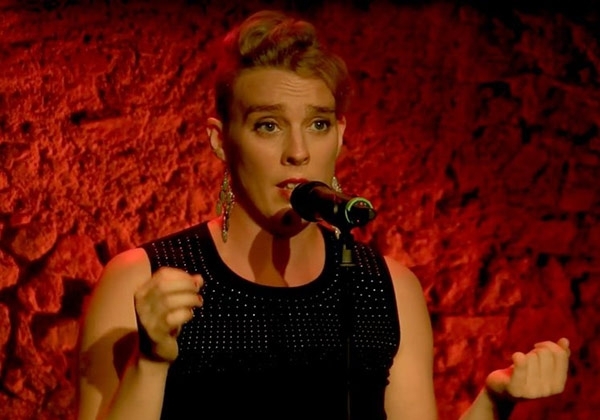 Ünlü şarkıcı, sahnede düşüp hayatını kaybetti galerisi resim 4