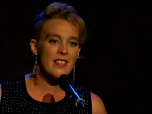 Ünlü şarkıcı, sahnede düşüp hayatını kaybetti