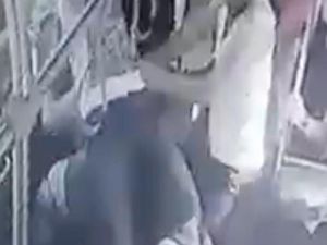 Çarşı izninden dönen askerlere otobüste saldırdılar!