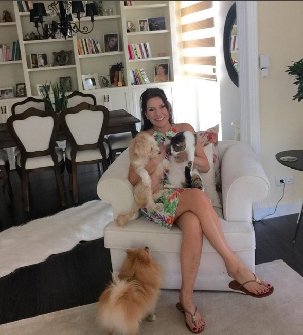 Aydan Şener’in bikinili hali genç kızlara taş çıkarttı galerisi resim 9