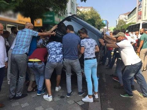 Cipi kaldırıp aracın altında kalan yaralı kadını çıkardılar galerisi resim 1