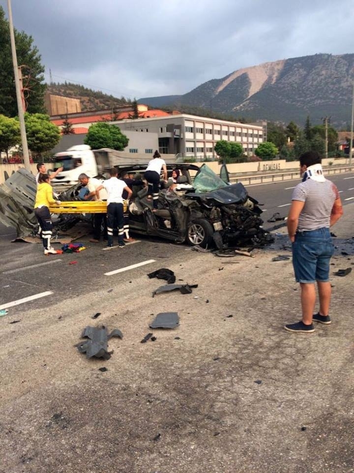 FECİ KAZA! GÖRENLER DEHŞETE DÜŞTÜ... galerisi resim 3