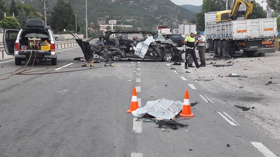 FECİ KAZA! GÖRENLER DEHŞETE DÜŞTÜ... galerisi resim 4
