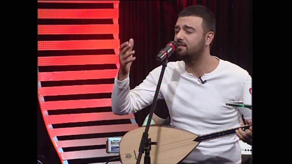 Denize atlayan genç türkücü ağır yaralandı galerisi resim 3