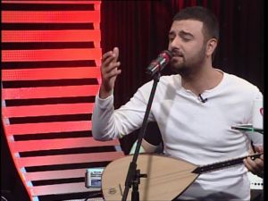 Denize atlayan genç türkücü ağır yaralandı