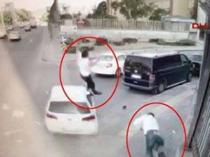 2 arkadaş böyle havaya savruldu