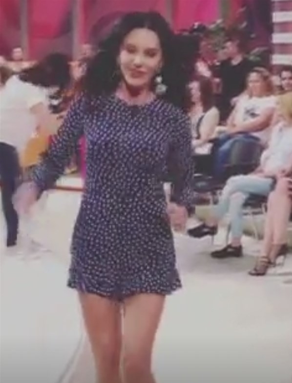 Hande Ataizi mini giydi frikik vermemek için büyük çaba sarf etti galerisi resim 6