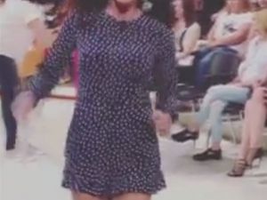 Hande Ataizi mini giydi frikik vermemek için büyük çaba sarf etti