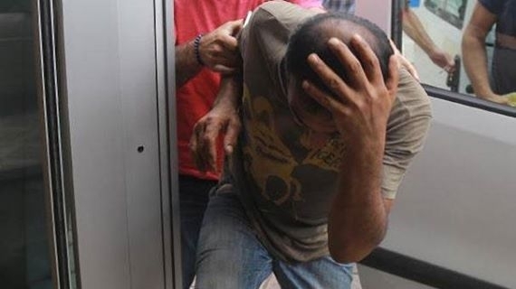 OLMAZ OLSUN BÖYLE BABA! GÖZÜNÜ BİLE KIRPMADAN OĞLUNUN KALBİNE SIKTI galerisi resim 1