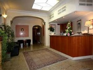 Hem de 4 yıldızlı otelde, hem de eşinin gözü önünde...