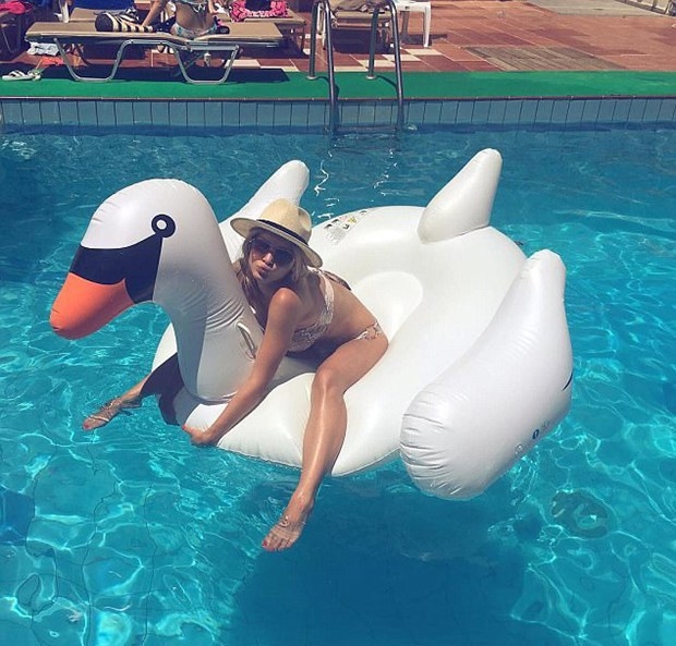 Ünlü manken hırsızlık yaparken yakalandı galerisi resim 10