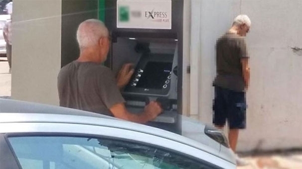 Ünlü şarkıcı önce para çekti, sonra para çektiği bankanın duvarına işedi galerisi resim 2