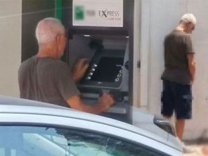 Ünlü şarkıcı önce para çekti, sonra para çektiği bankanın duvarına işedi