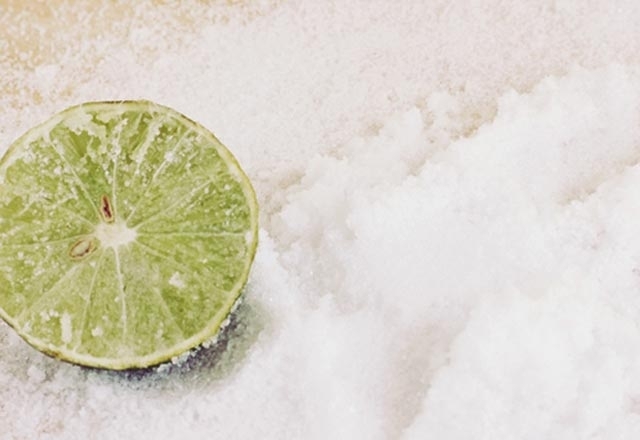 BULAŞIK YIKARKEN KULLANABİLECEĞİNİZ İNANILMAZ YÖNTEM! MAKİNEYE BUNU KOYA galerisi resim 2