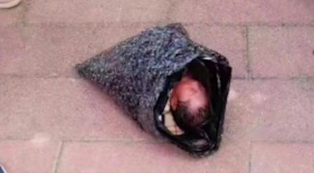 Vicdansız Anne Bebeği Poşete Koyup Kuryeye Verdi galerisi resim 2