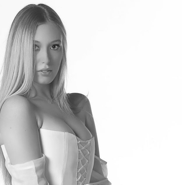 Babası hasta yatağında Yasmin Erbil poz derdinde galerisi resim 3