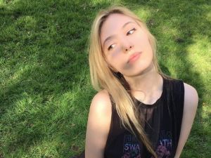 Babası hasta yatağında Yasmin Erbil  poz derdinde