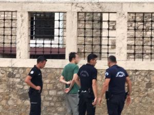 Polis vatandaşın elinden zor aldı...