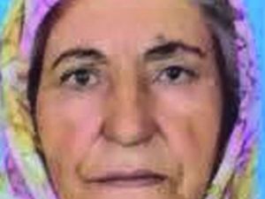 70 yaşında yaşlı bir kadın evinde