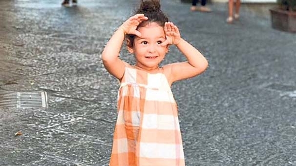 ANNESİ SALONDA GÖRDÜĞÜ MANZARA KARŞISINDA ŞOK OLDU! galerisi resim 3