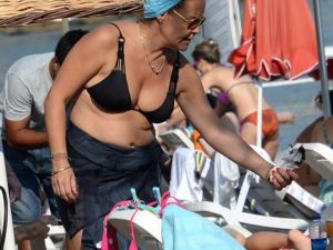 Çocuklar Duymasın'ın Dominant teyzeside bikinili yakalandı!