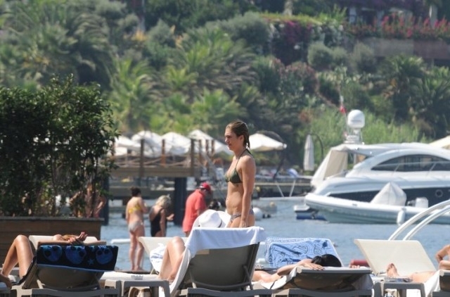 Hayat Bilgisi'nin Barbie'si de bikinili yakalandı galerisi resim 5