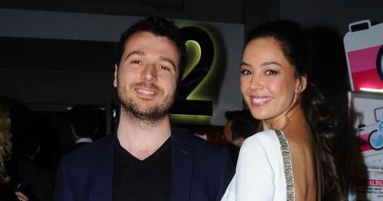 Dünya Güzeli Azra Akın evlendi, tarlada düğün yaptı! galerisi resim 2