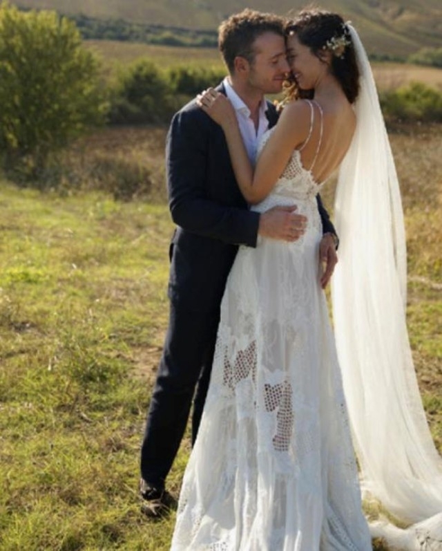 Dünya Güzeli Azra Akın evlendi, tarlada düğün yaptı! galerisi resim 3