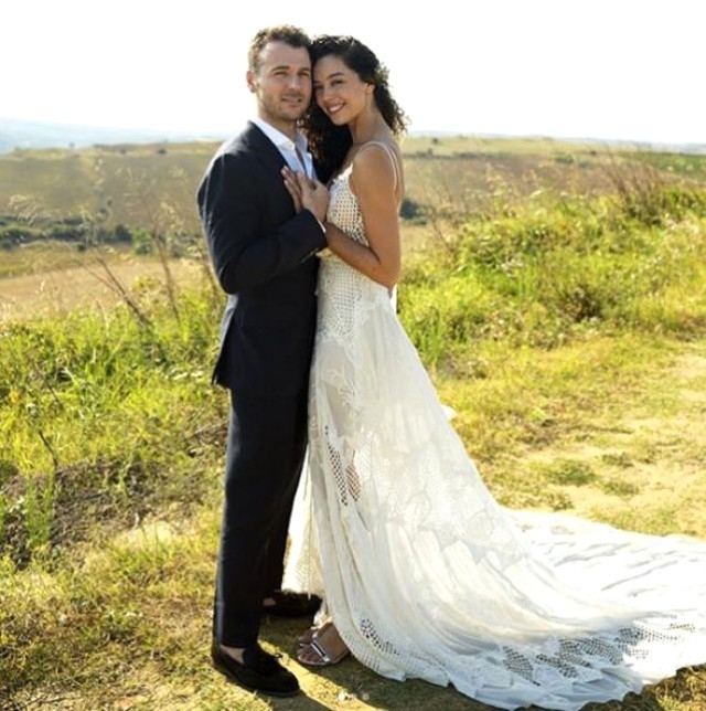 Dünya Güzeli Azra Akın evlendi, tarlada düğün yaptı! galerisi resim 4