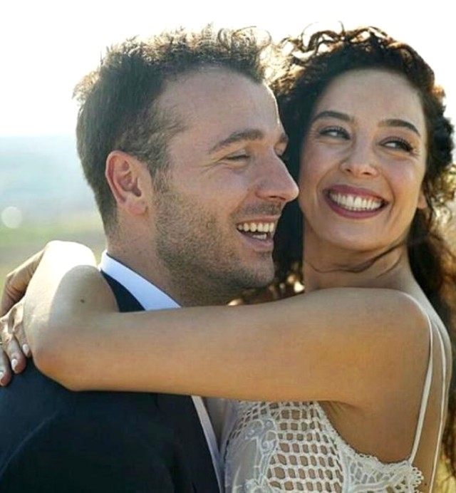 Dünya Güzeli Azra Akın evlendi, tarlada düğün yaptı! galerisi resim 5