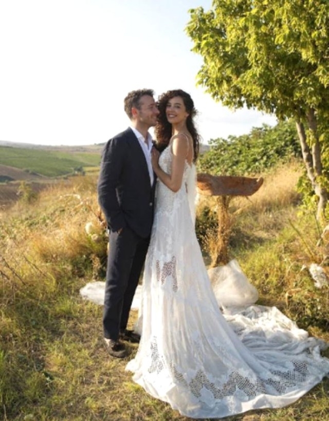 Dünya Güzeli Azra Akın evlendi, tarlada düğün yaptı! galerisi resim 6