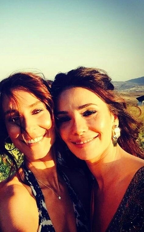 Dünya Güzeli Azra Akın evlendi, tarlada düğün yaptı! galerisi resim 8