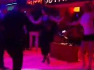 Yeni evli çifte kâbusu yaşattılar! Pavyonda yakalandı