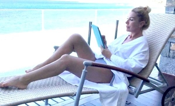 Hülya Avşar bikinili pozlara yeni bir boyut getirdi şov yaptı! galerisi resim 2