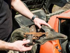 Yıllardır garajda terk edilmiş haldeydi... Lüks aracı baştan yarattı!