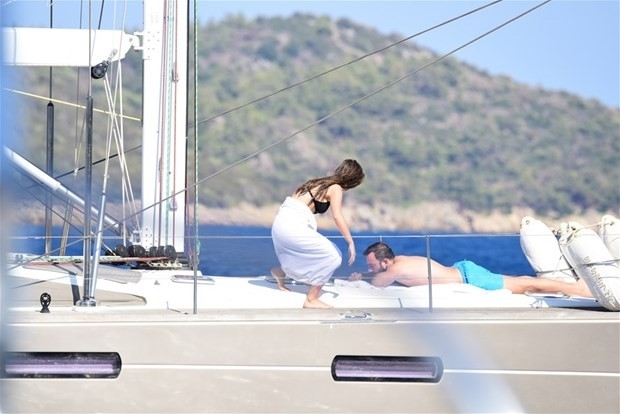 Bensu Soral kendini mavi sulara bıraktı sevgilisiyle tatiline bakın galerisi resim 2