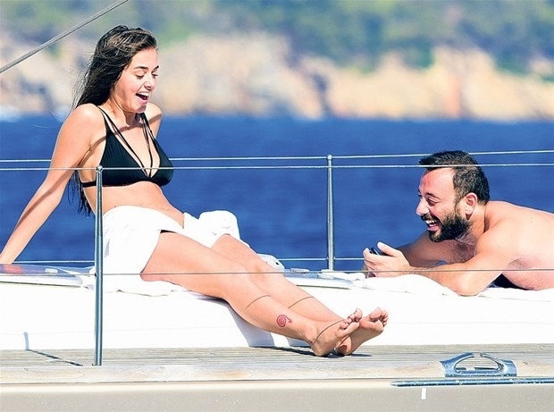 Bensu Soral kendini mavi sulara bıraktı sevgilisiyle tatiline bakın galerisi resim 3