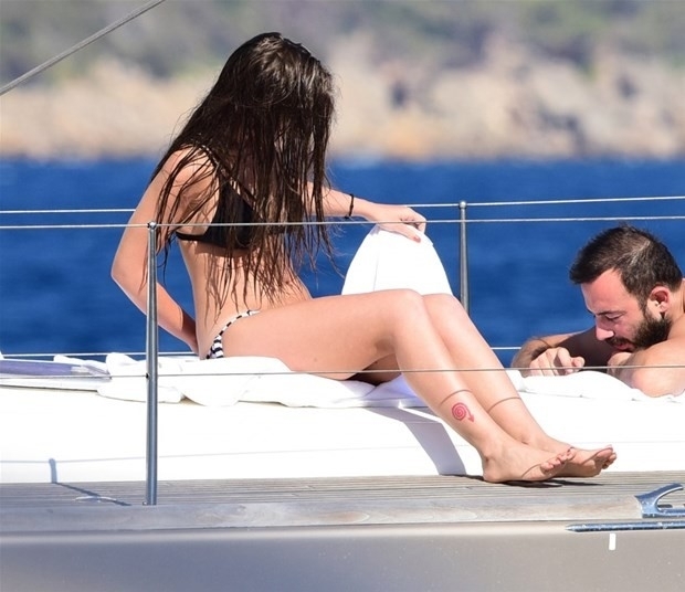 Bensu Soral kendini mavi sulara bıraktı sevgilisiyle tatiline bakın galerisi resim 5