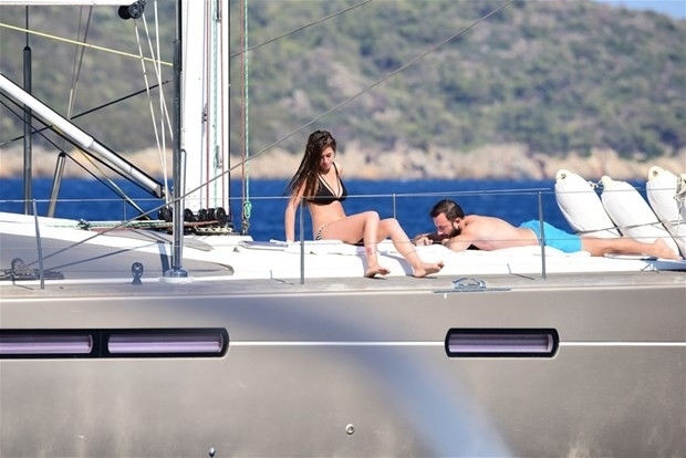 Bensu Soral kendini mavi sulara bıraktı sevgilisiyle tatiline bakın galerisi resim 7