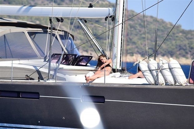 Bensu Soral kendini mavi sulara bıraktı sevgilisiyle tatiline bakın galerisi resim 8