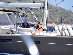 Bensu Soral kendini mavi sulara bıraktı sevgilisiyle tatiline bakın