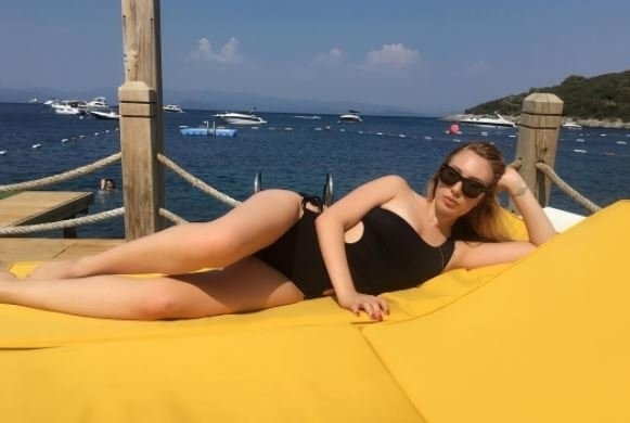 Yasmin Erbil'in pozuna bakın Mehmet Ali Erbil çıldıracak galerisi resim 4